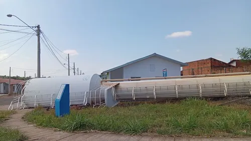 Queda de caixa d'água durante microexplosão em Nova Europa (SP)