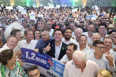 Ratinho Junior, Beto Preto e demais autoridades durante anúncio em Foz do Iguaçu