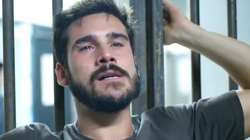 Rudá é obrigado a cooperar com detentos para armar a fuga do presídio