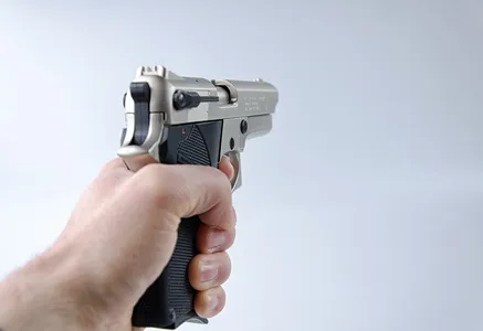 Segundo a vítima, a arma aparentava ser uma pistola.