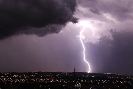 Segundo o Sistema de Tecnologia e Monitoramento Ambiental do Paraná, o aquecimento da superfície favorecerá o aumento de instabilidade