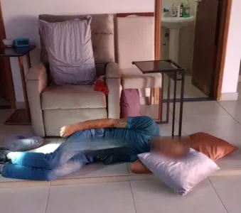 Uma empregada se deparou com o individuo dormindo tranquilamente no chão, usando um travesseiro.