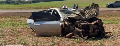 Veículo Toyota/Corolla tentou fazer uma ultrapassagem, mas acabou caindo em um desnível do acostamento