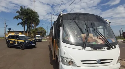 Veículo estava com lotação de passageiros acima da permitida, não possuía cinto de segurança e extintor estava vencido