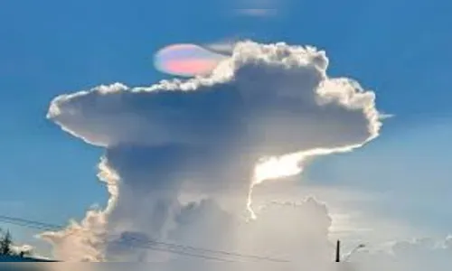 Mancha misteriosa surge no céu durante oração e impressiona moradores