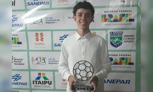 Apucaranense recebe prêmio de artilheiro do Estadual de Handebol
