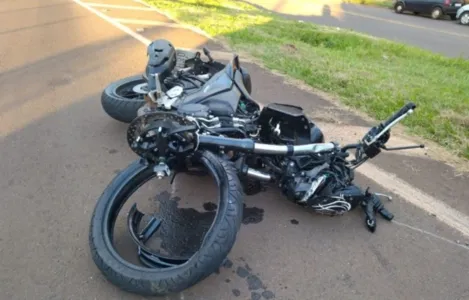 Vítimas estavam na motocicleta quando invadiram a contramão e colidiram de frente com o carro.