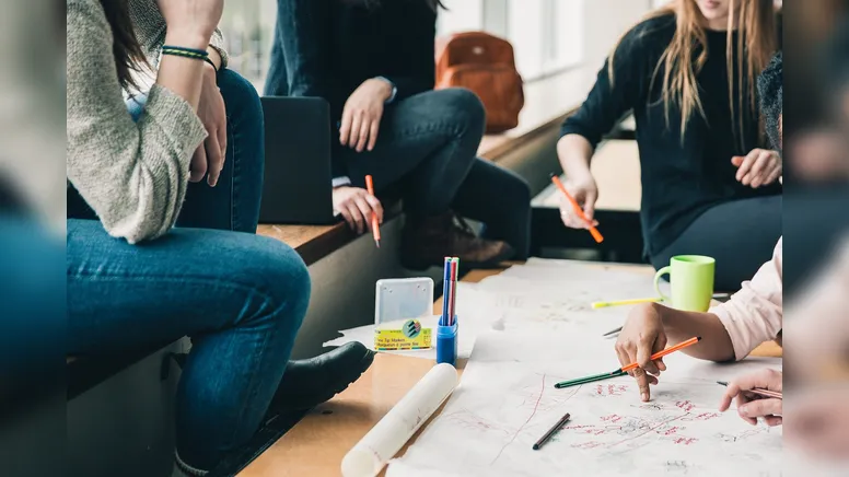 Um dos temas centrais dessa luta é a desigualdade salarial entre homens e mulheres