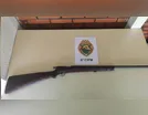 Espingarda é encontrada abandonada em terreno baldio