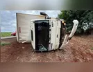 Caminhão tomba após colisão com Palio na PR-082 em São João do Ivaí