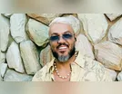 Belo surge em clima de romance com a namorada em foto inédita