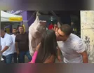 Homem tira aliança da boca de peixe e pede mulher em casamento
