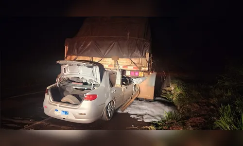 Acidente entre carro e caminhão deixa um homem gravemente ferido no PR