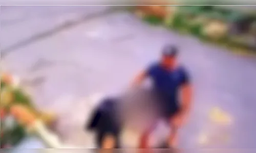 Autista é atacado com socos e pauladas após chutar portão de morador