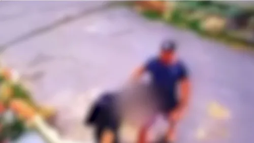 A agressão só foi interrompida quando uma mulher interveio e afastou o agressor, que ainda tentou arrastar o jovem.
