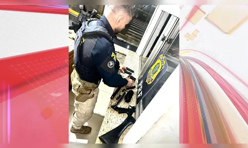 PRF apreende fuzil e pistola durante abordagem na BR-277