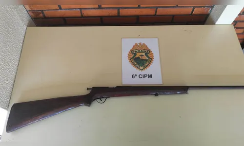 Espingarda é encontrada abandonada em terreno baldio