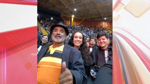 A formatura aconteceu no último dia 10 e o zelador foi cumprimentado durante a cerimônia por todos os formandos da turma