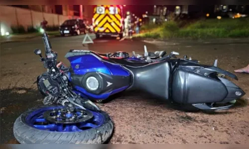 Carro se envolve em acidente e deixa motociclista gravemente ferido