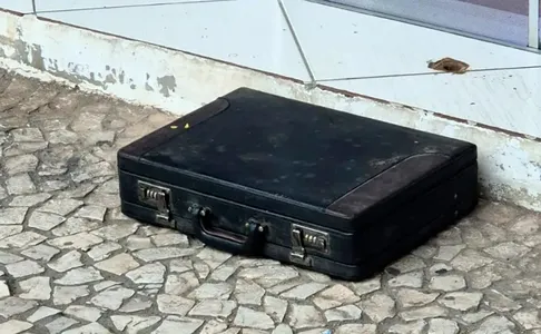 A proprietária de um salão de beleza estranhou o objeto deixado na frente do estabelecimento, e preferiu chamar a PM