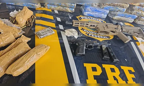 Casal com filha pequena no carro é preso com drogas, armas e munições