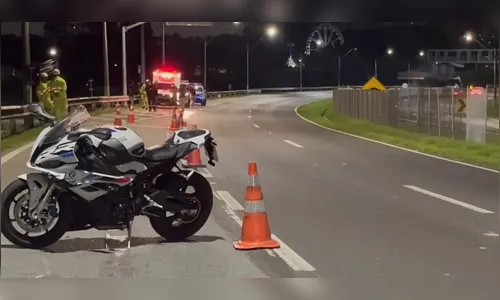 Piloto morre ao cair de moto de alta cilindrada e bater em guard-rail