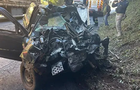 Acidente deixou carro destruído na BR-373