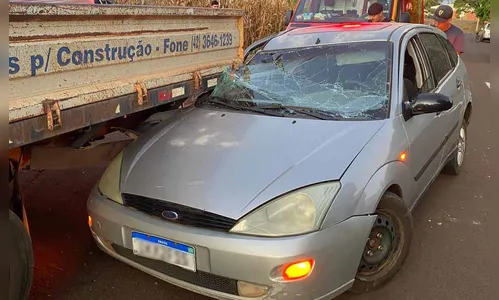 Motorista perde controle e bate carro em caminhão parado em Ivaiporã