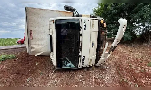 Caminhão tomba após colisão com Palio na PR-082 em São João do Ivaí
