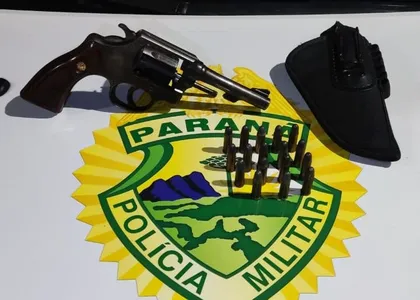 Arma foi apreendida pela Polícia Militar