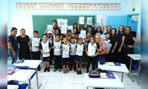 Prefeitura de Arapongas faz entrega de apostilas de Libras