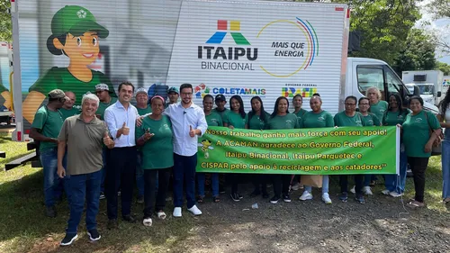 Autoridades na entrega dos equipamentos