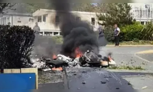Avião explode após cair em parque de férias no Reino Unido