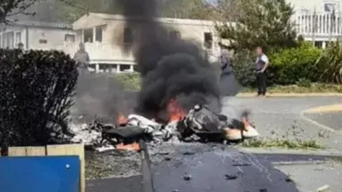 Avião colidiu com a pista e explodiu