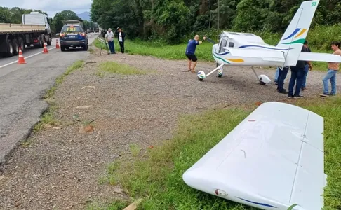 Avião que fez pouso forçado na BR-101 teve que ser desmontado; veja