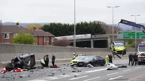 BMW e cinco viaturas policiais colidiram nesta madrugada