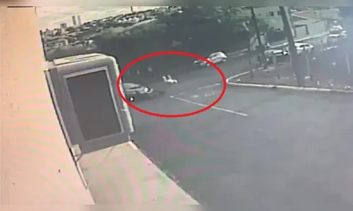 Vídeo mostra motociclista 'voando' após colisão com carro em Apucarana