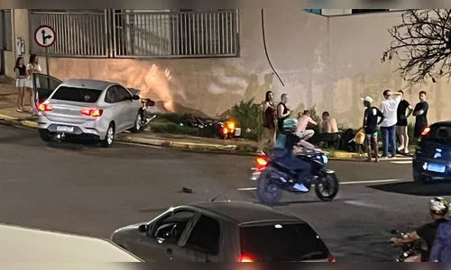 Carro e moto são arremessados contra muro após colisão em Apucarana