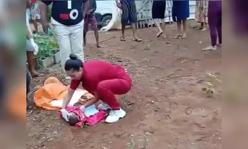 Bebê fica em estado grave ao ser abandonado e atacado por animal
