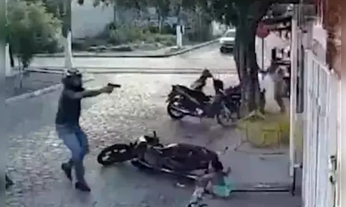 Bebê de 1 ano é abandonado pela mãe no meio de tiroteio; veja vídeo