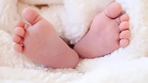 Bebê teve febre e foi levada ao hospital desacordada