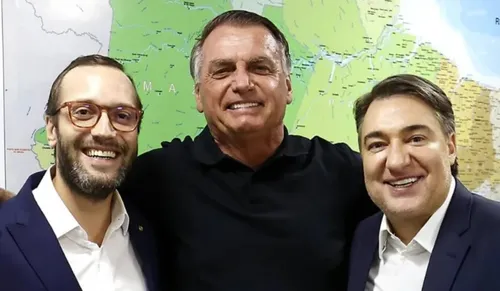 Bolsonaro ao lado dos deputados federais Filipe Barros (PL) e Giacobo (PL)