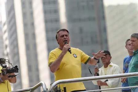 Bolsonaro leva pai de santo, padre e rabino para ato pró-anistia