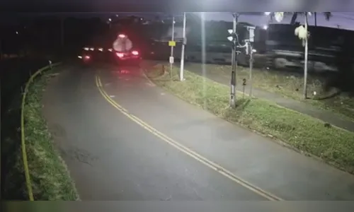 Câmera flagra colisão entre trem e caminhão-tanque em Jandaia do Sul