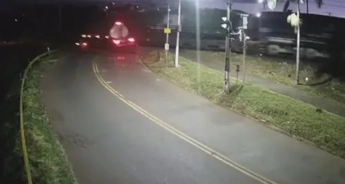 Câmera flagra colisão entre trem e caminhão-tanque em Jandaia do Sul