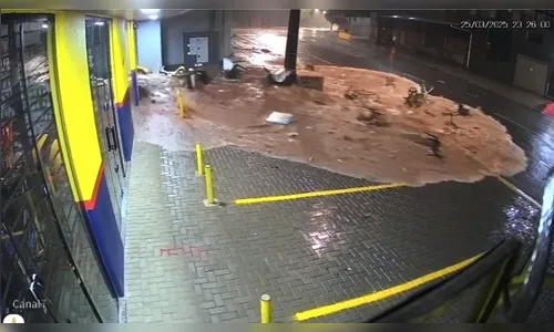 Câmera flagra momento que enxurrada destrói sorveteria em Apucarana