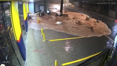Câmera flagra momento que enxurrada destrói sorveteria em Apucarana