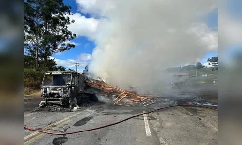 Carreta pega fogo e interdita rodovia por quatro horas no PR