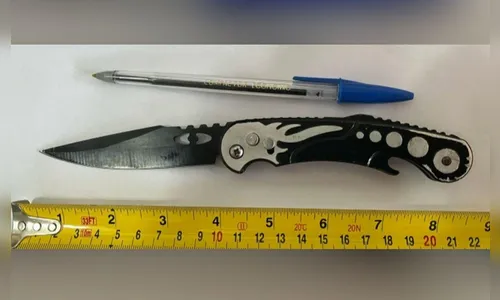 Aluna dá golpe de canivete em professor enquanto ele escrevia no quadro