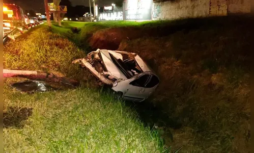 Passageiro morre e motorista fica ferido ao serem ejetados de carro